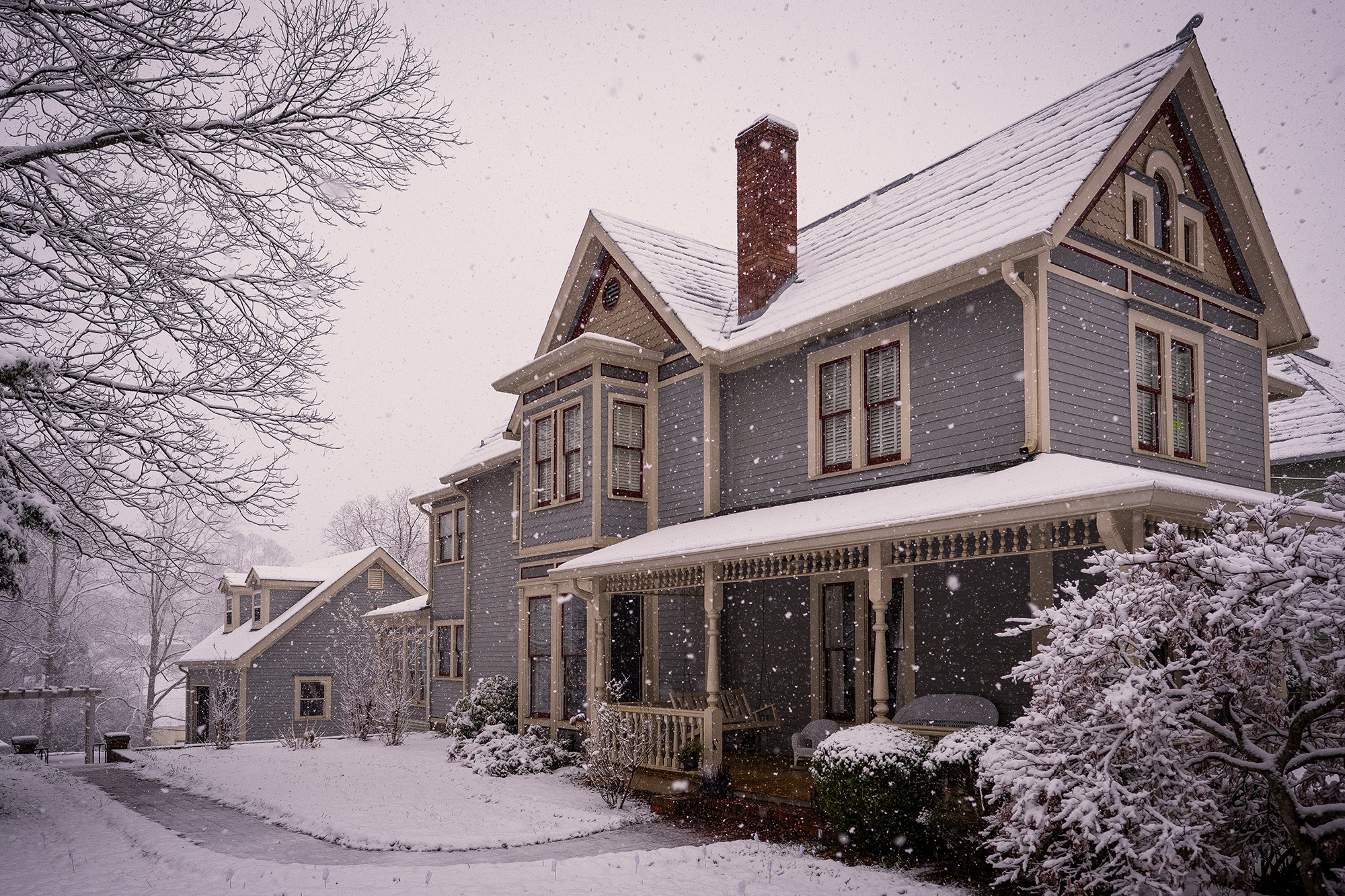 amerikansk hus om vinteren med is og snø