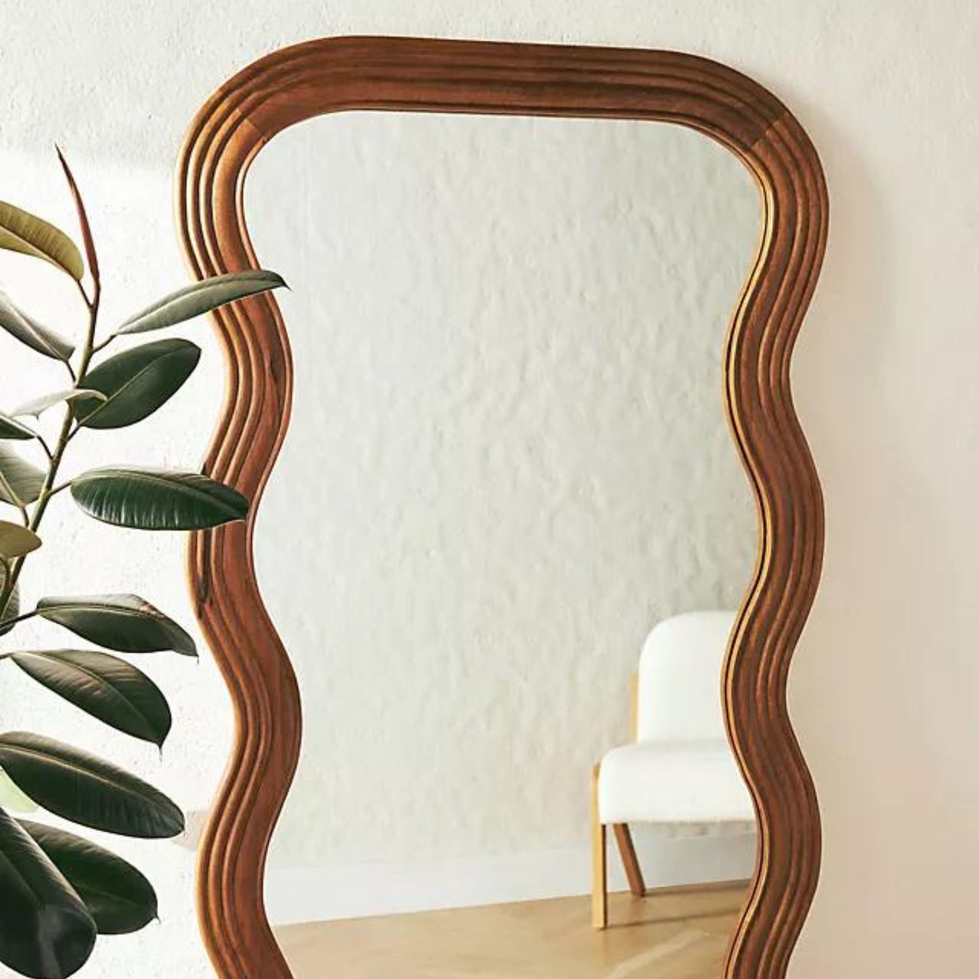 Et bølget speil med treramme fra Anthropologie