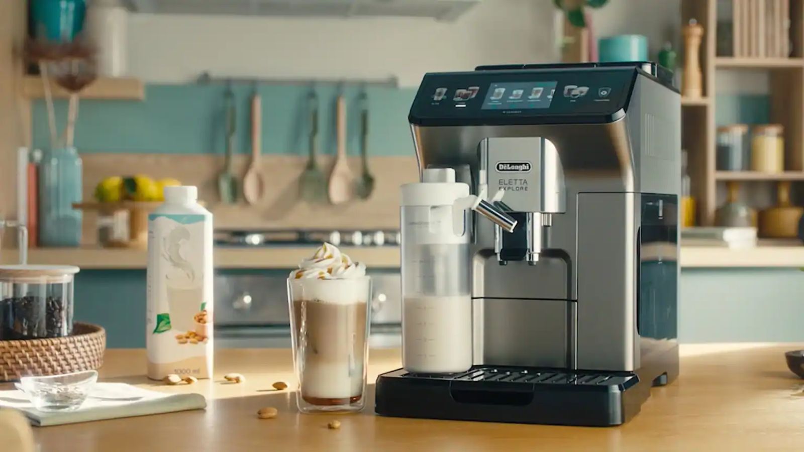 De'Longhi kaldbrygget kaffetrakter på en kjøkkenbenk