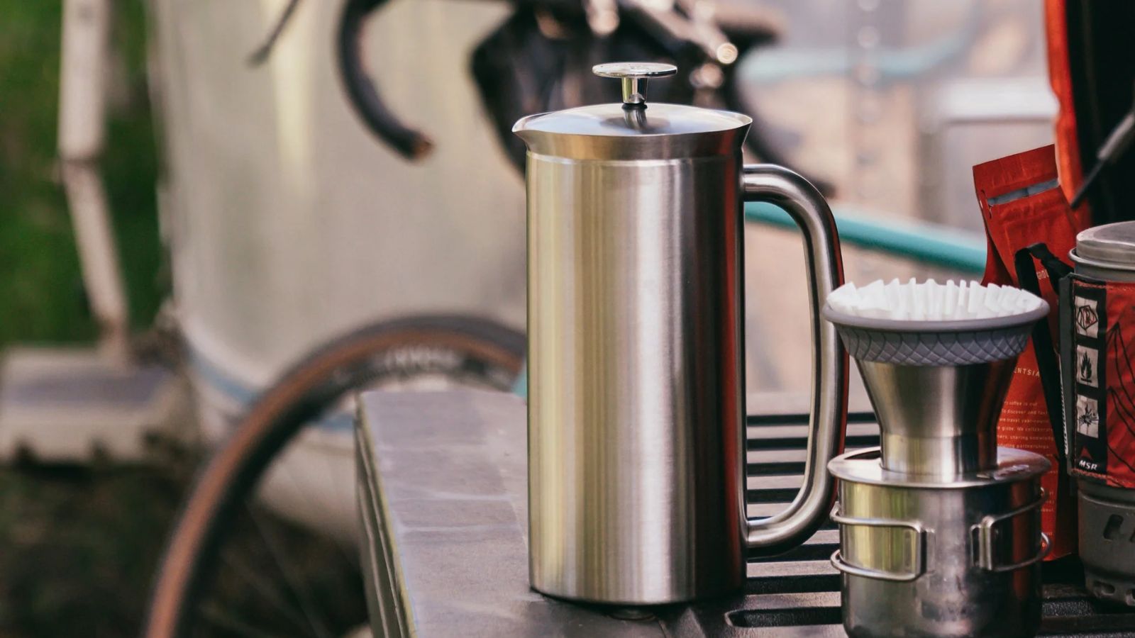 ESPRO fransk press kaffetrakter i rustfritt stål med en sykkel i bakgrunnen