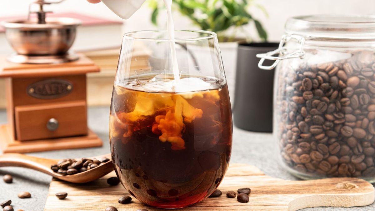 Hvordan lage kaldbrygget kaffe som din favorittkaffebar (ifølge baristaer som jobber der)