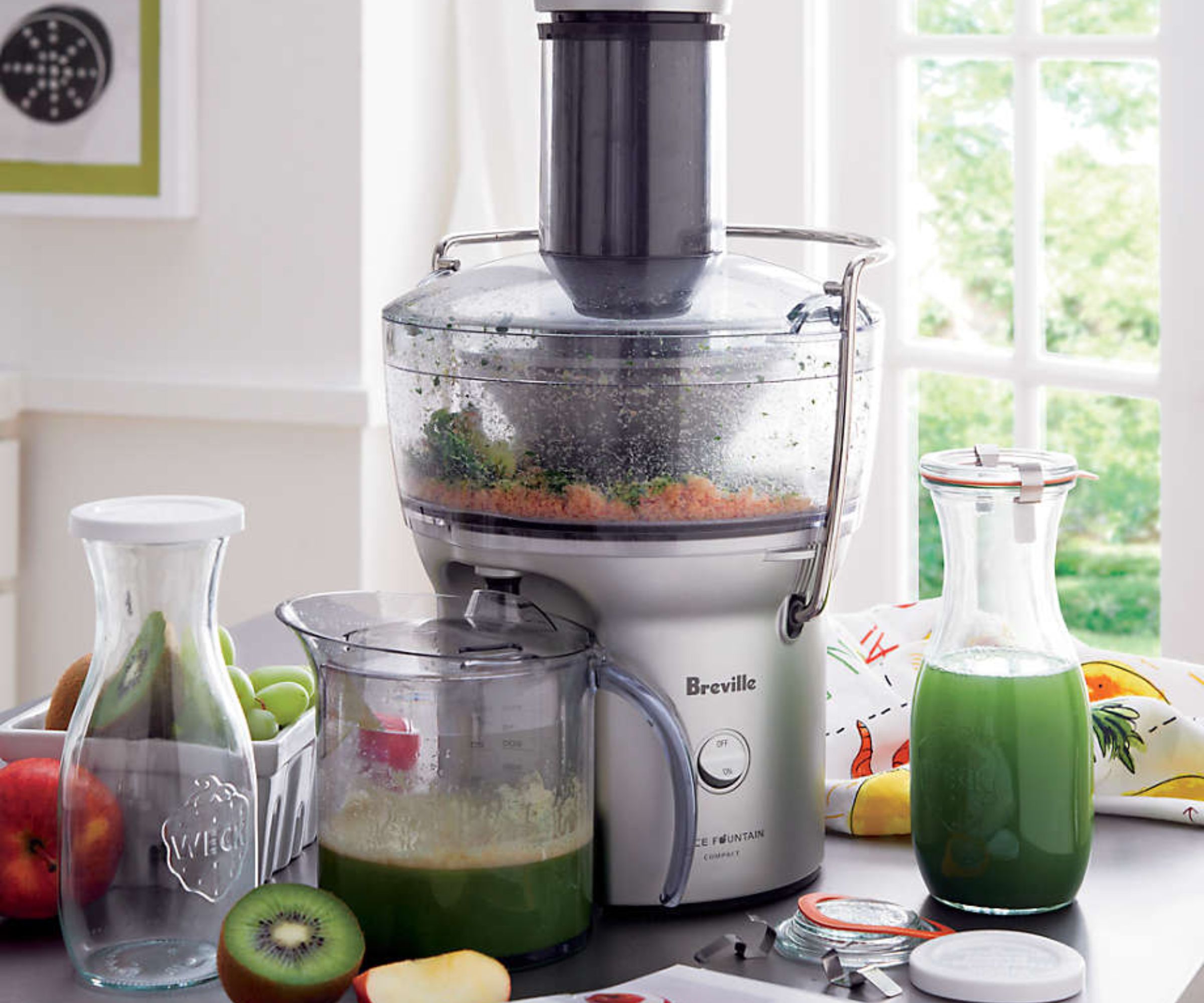 Breville Blueicer på en benkeplate som lager grønn juice