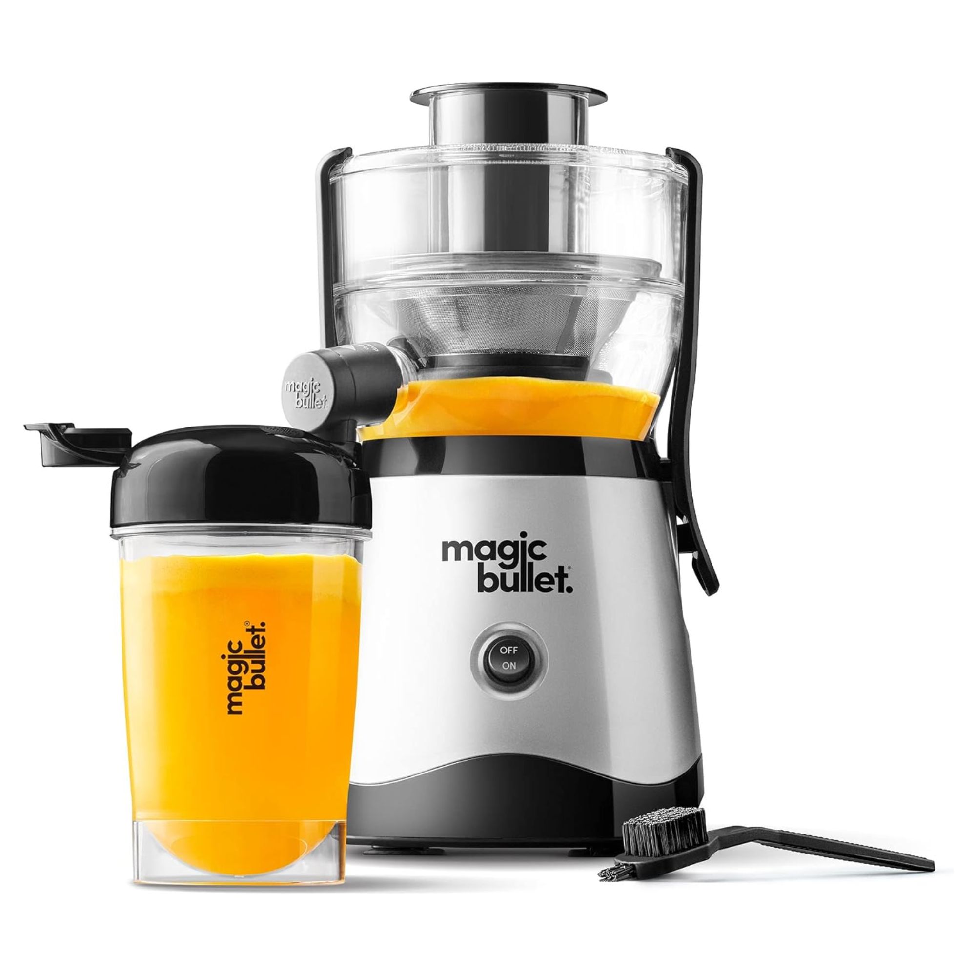 En Magic Bullet Mini Juicer på hvit bakgrunn med en full kopp appelsinjuice og rengjøringsverktøyet.