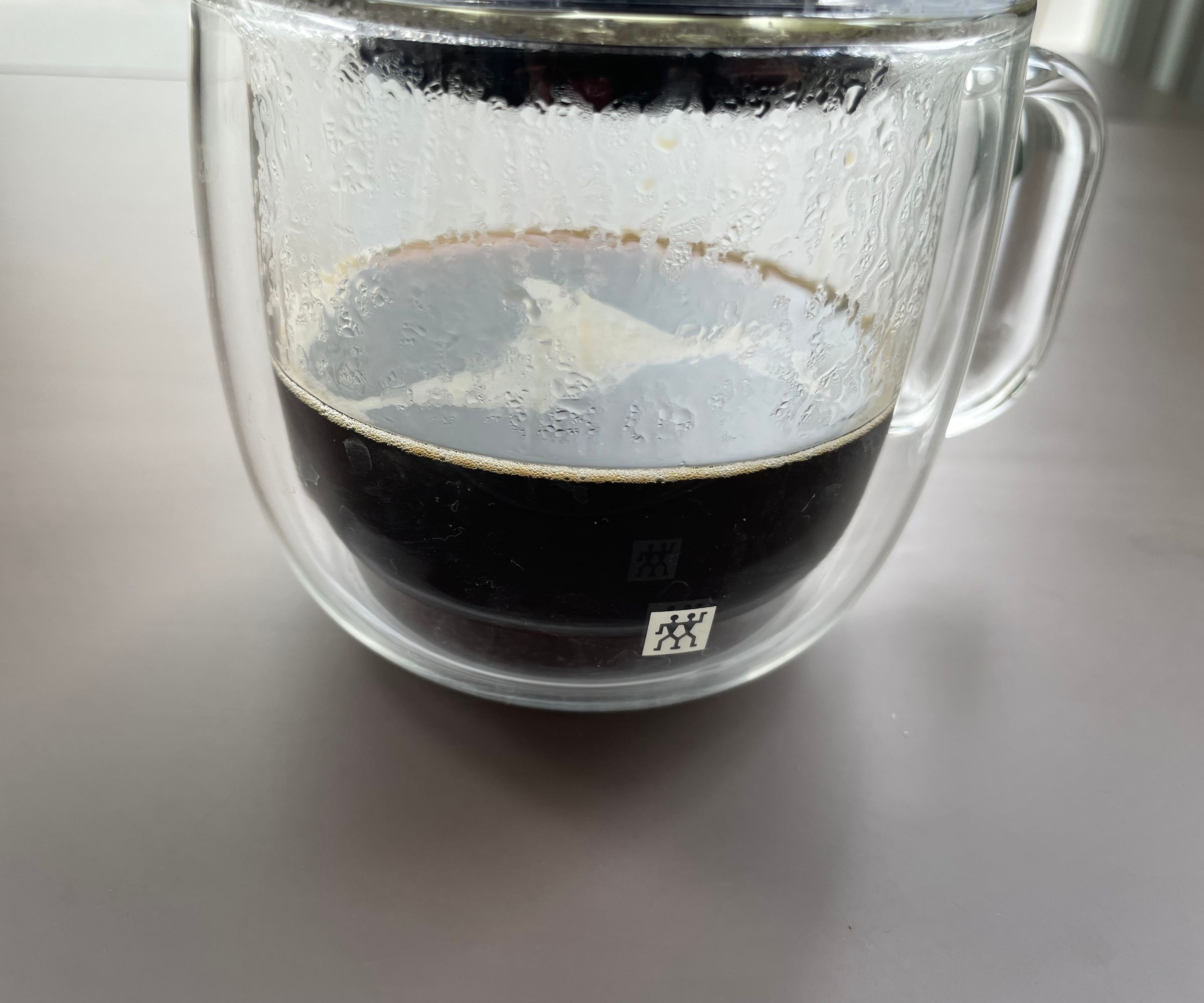 Å brygge kaffe fra AeroPress i koppen etter The Ultimate AeroPress Recipe