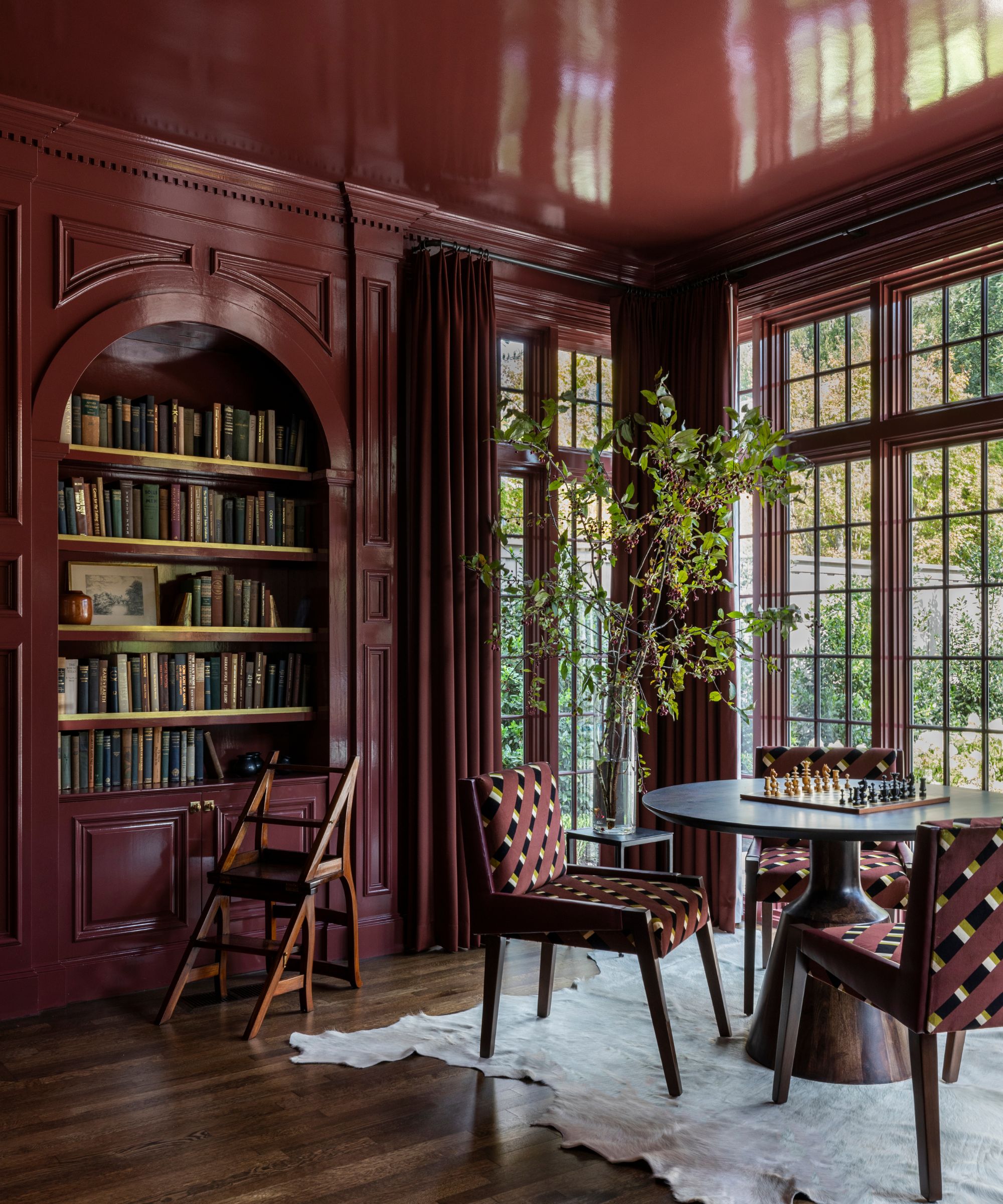 Et fargegjennomvåt rødbrun rom designet av Marie Flanigan Interiors