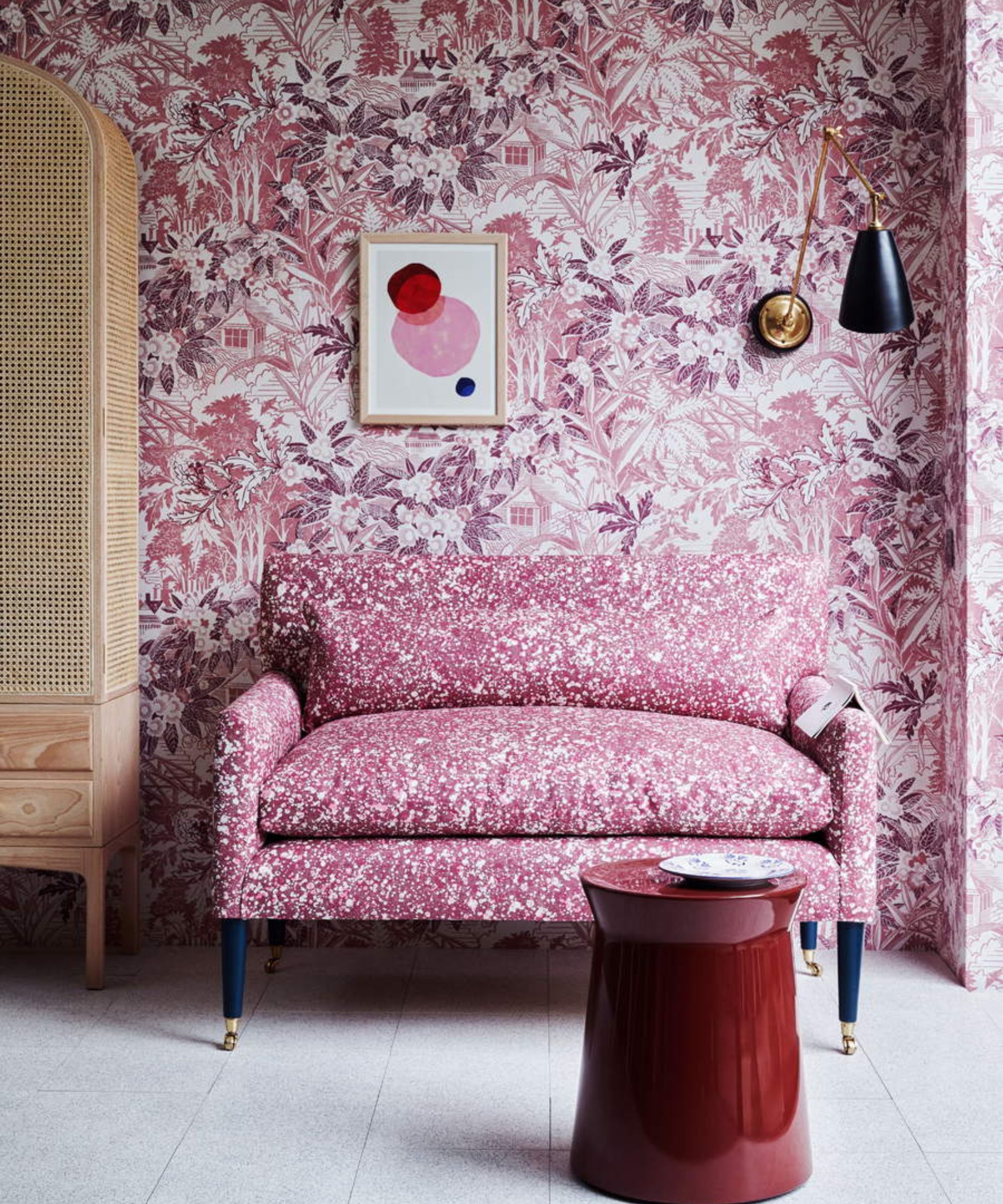 Rosa sofa og tapet, rødt salongbord, skap
