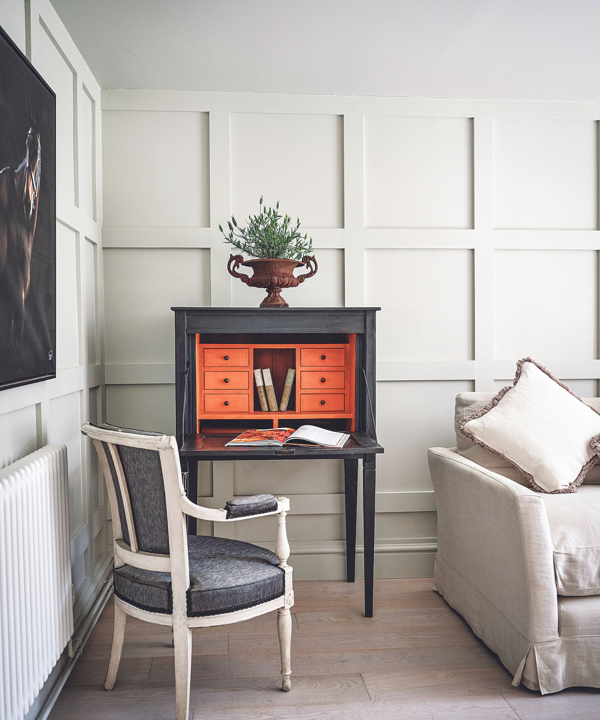 Svart skrivebord, oransje innside, grå stol