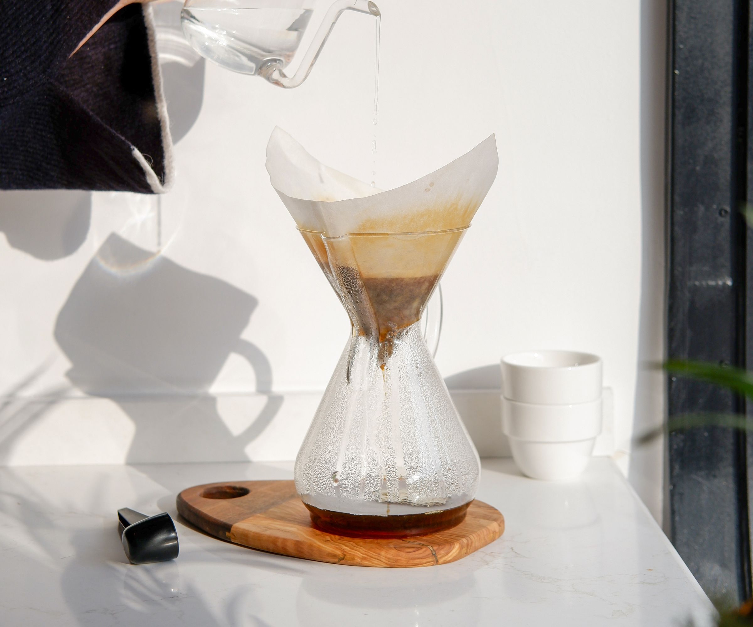 En påhell kaffetrakter med filter satt i kjeglen