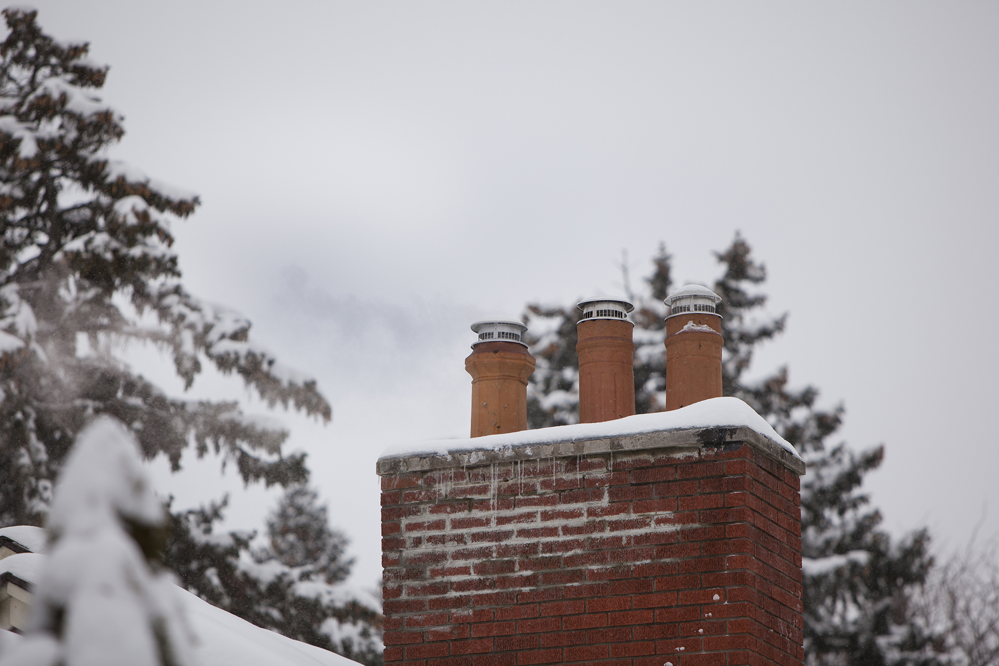 amerikansk hus om vinteren med is og snø