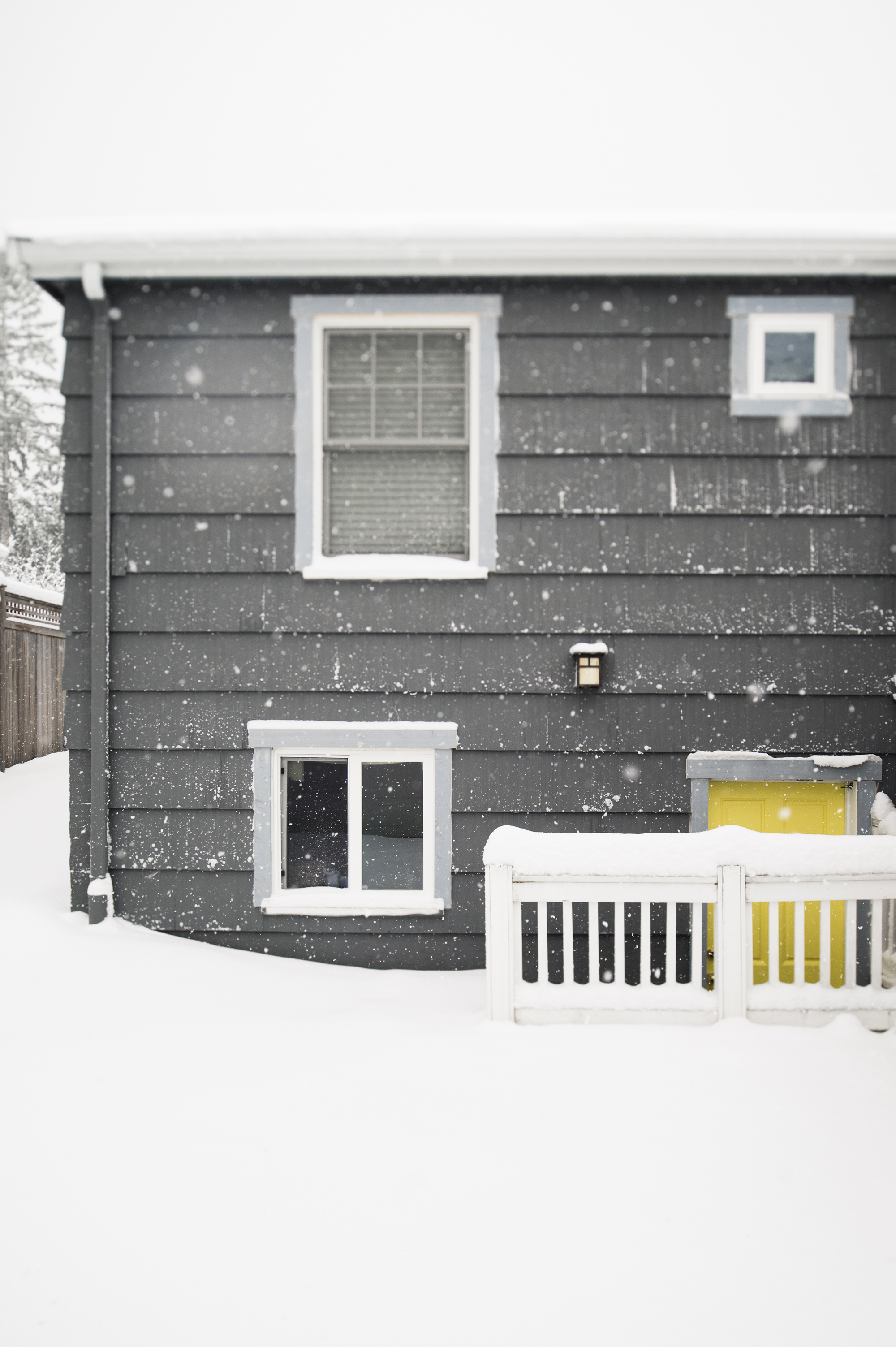 amerikansk hus om vinteren med is og snø
