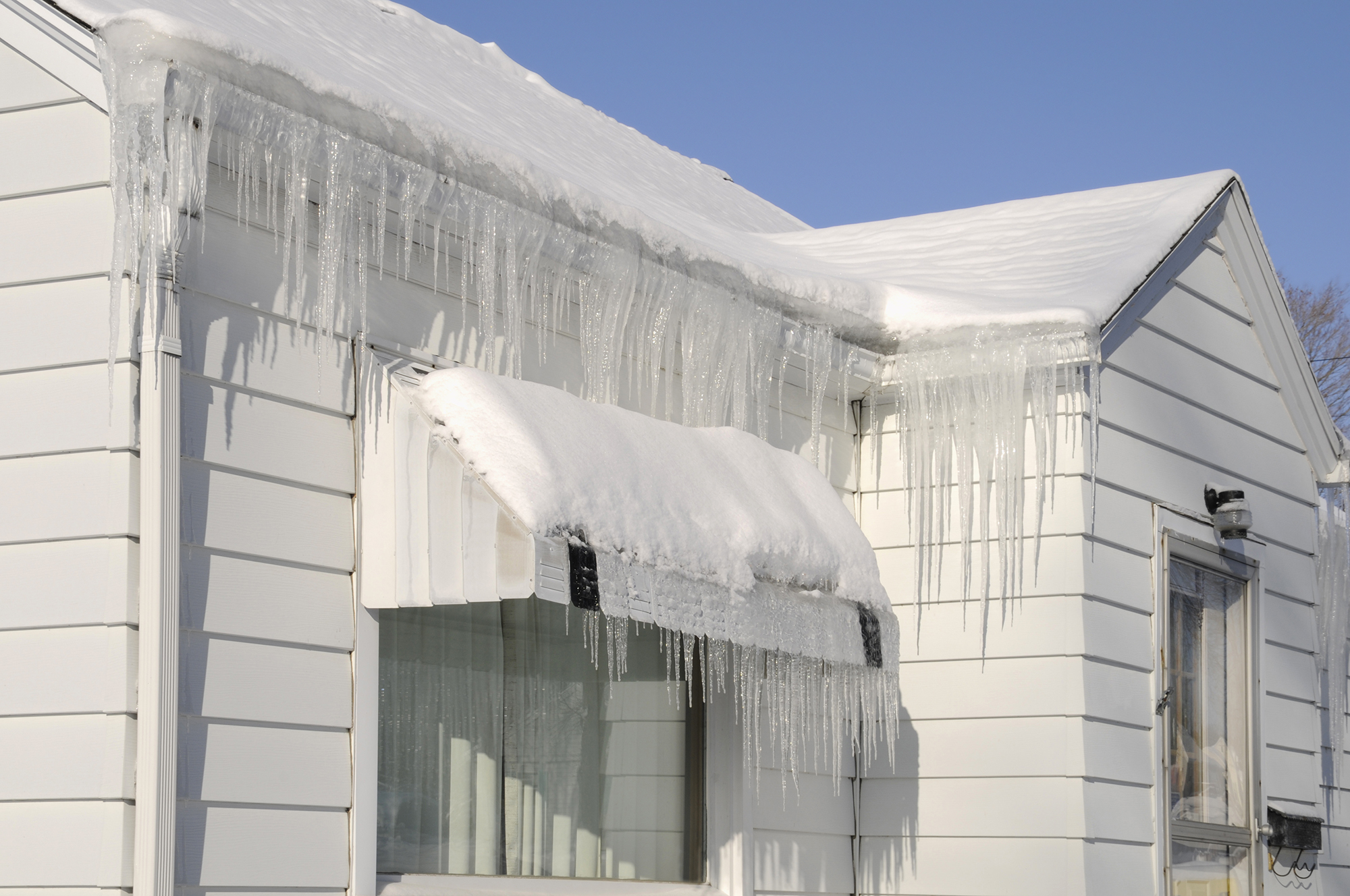 Istapper og snø på det hvite huset