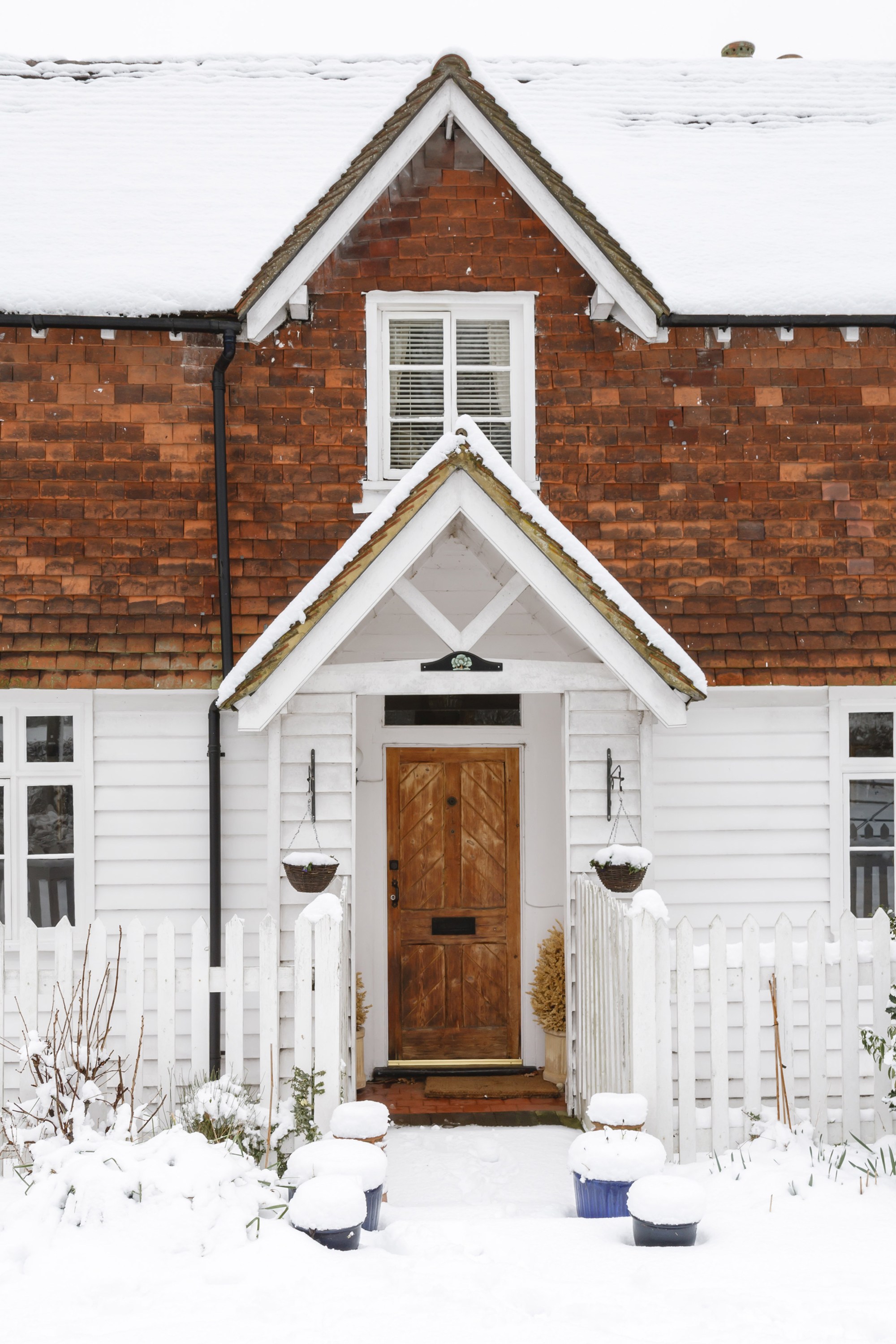 amerikansk hus om vinteren med is og snø