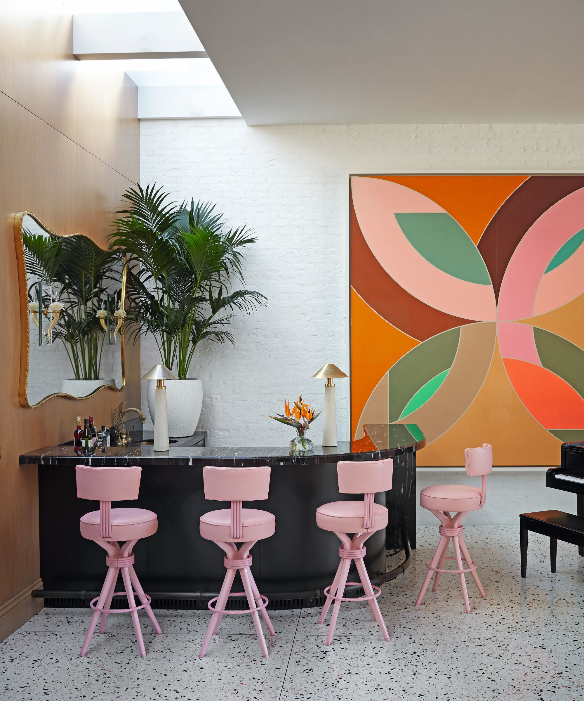 hjemmebar med rosa krakker og svart buet bar