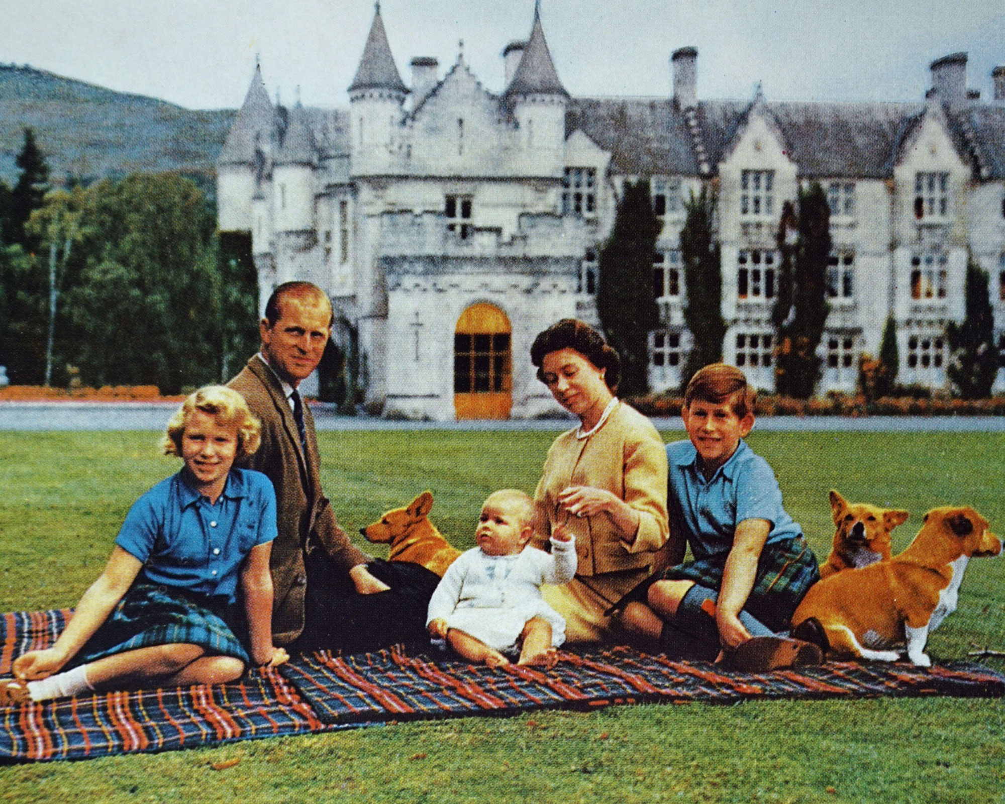 Fotografi av dronning Elizabeth II med hertugen av Edinburgh og deres barn på Balmoral Castle