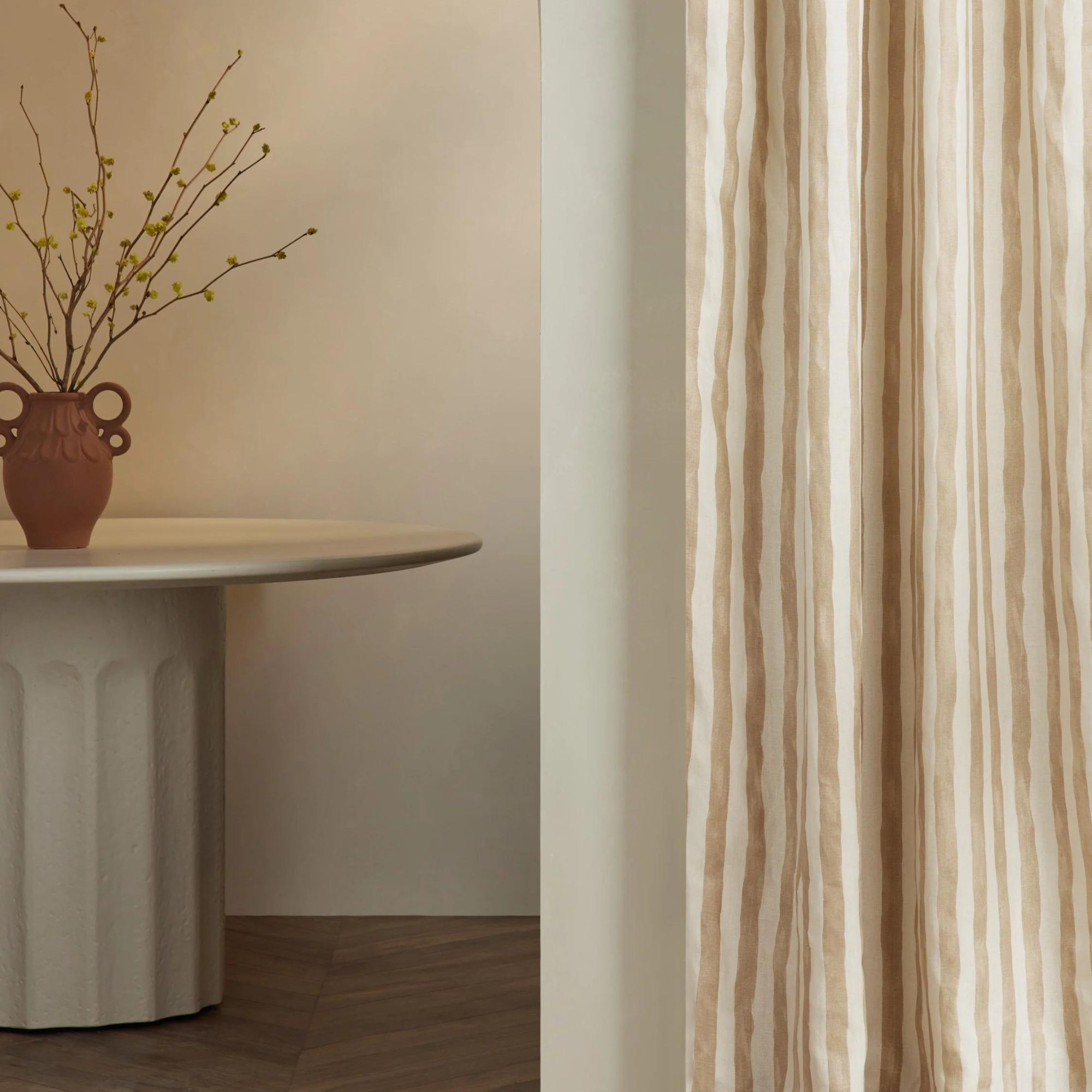 Painterly Stripe Panel mot en hvit vegg.