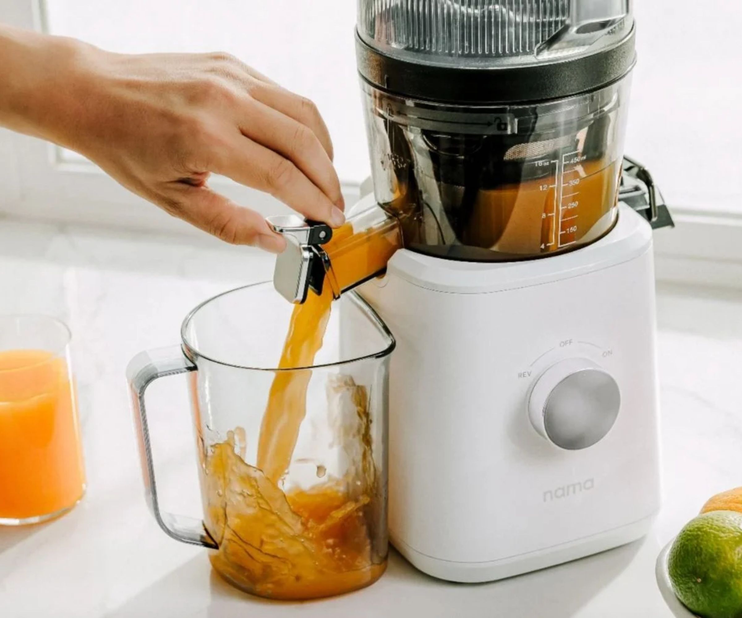 Jama J2 juicer med appelsinjuice som renner ut