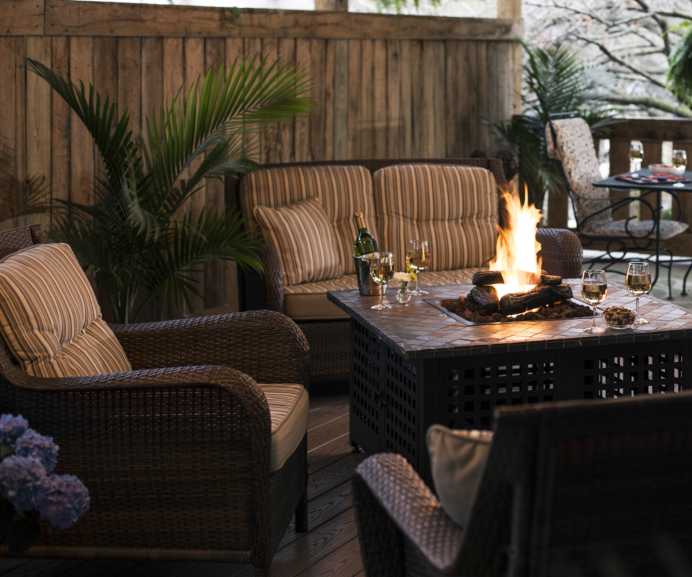 En overbygd treterrasse med bålbord