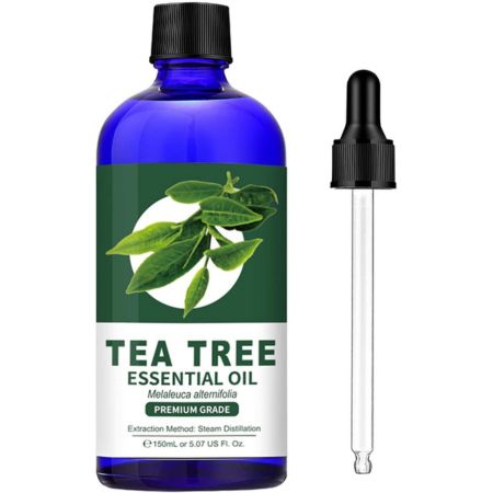 En blå glassflaske Tea Tree eterisk olje med svart kork, hvit og grønn etikett og pipette