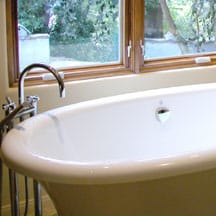 Hvordan rengjøre et glassfiberbadekar