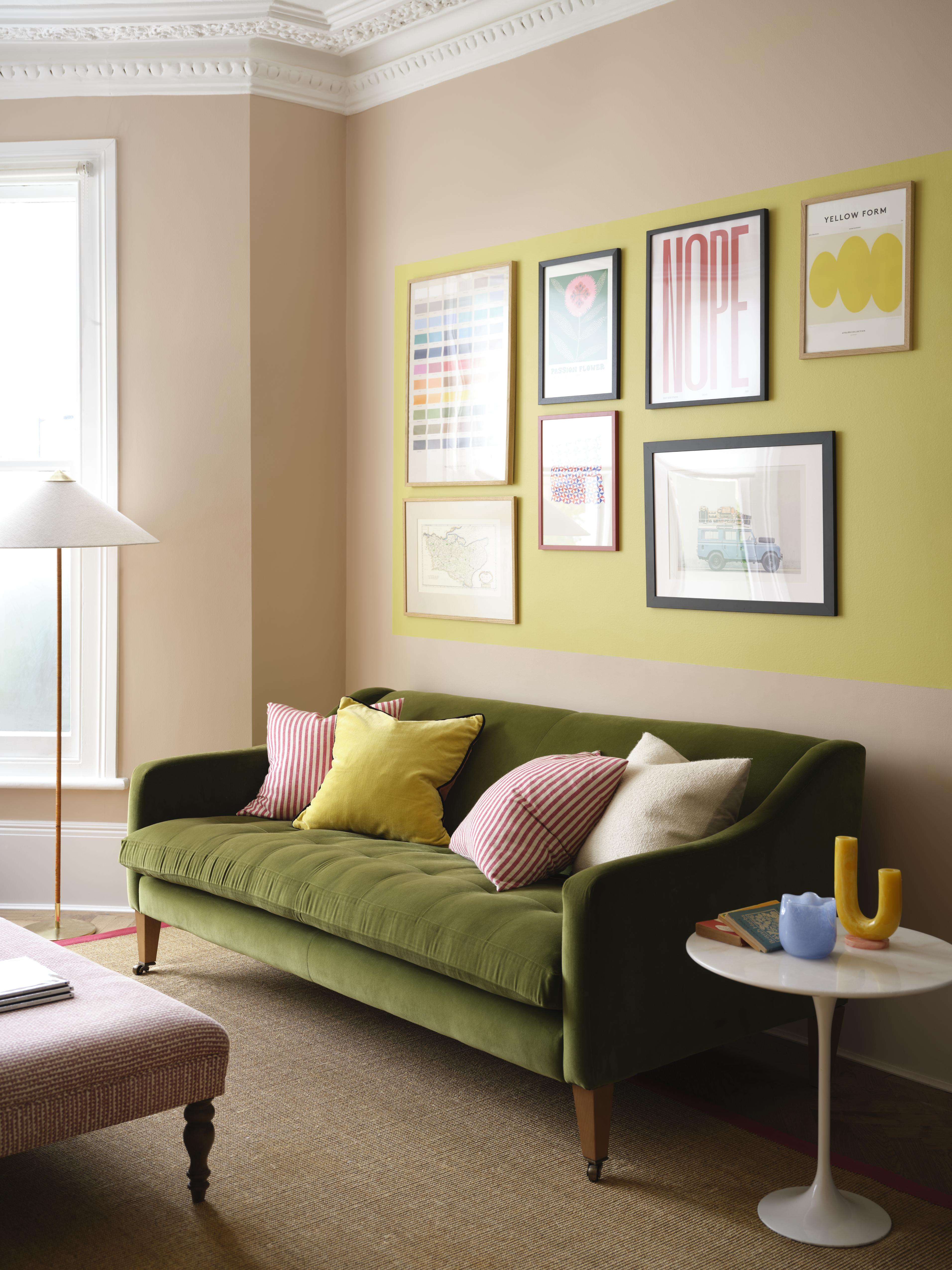 beige og gul stue med grønn sofa