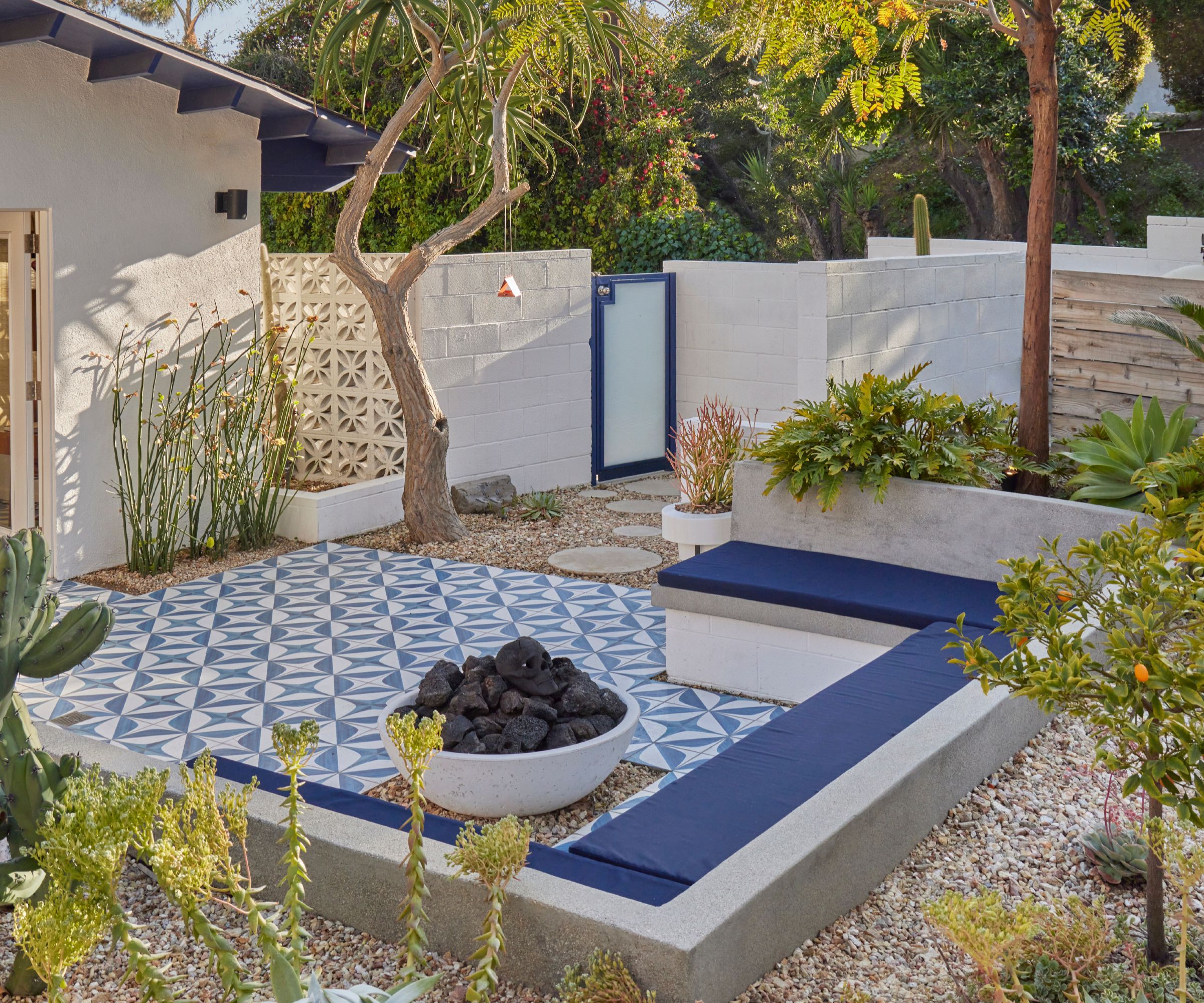 En branngrav i en hage i Highland Park, LA, designet av Russell Wightman
