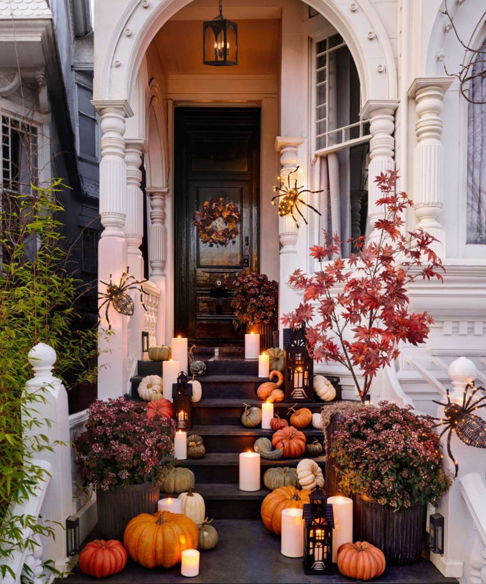 Veranda dekorert til Halloween med gresskar og lykter