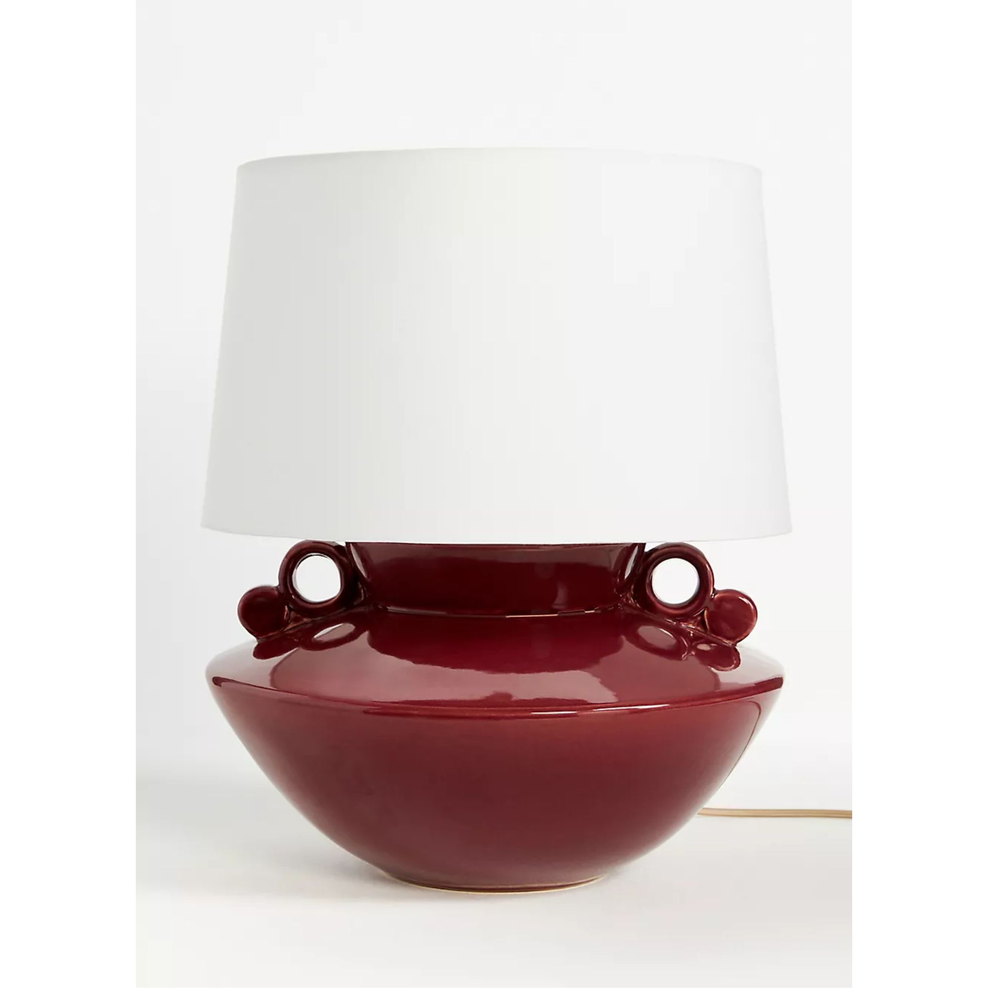 kirsebærrød bordlampe med hvit skjerm