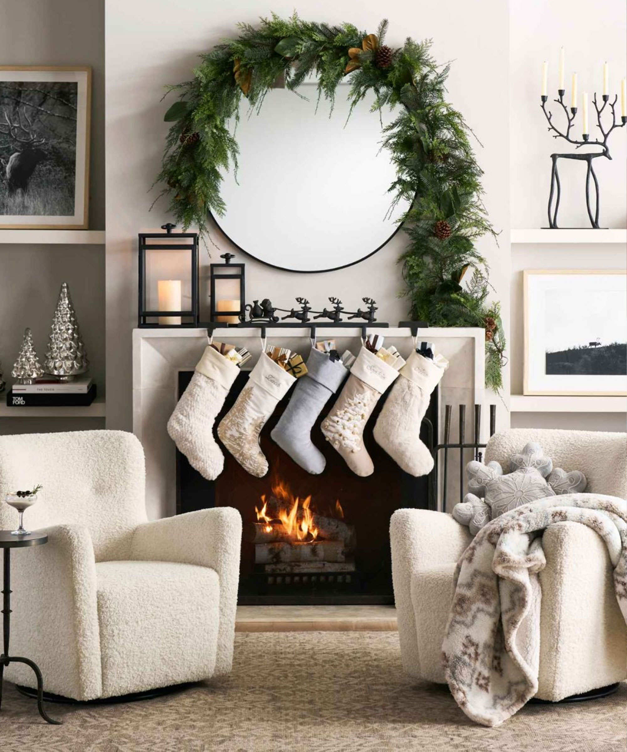 Pottery Barn koselig julestue, dekorert peis
