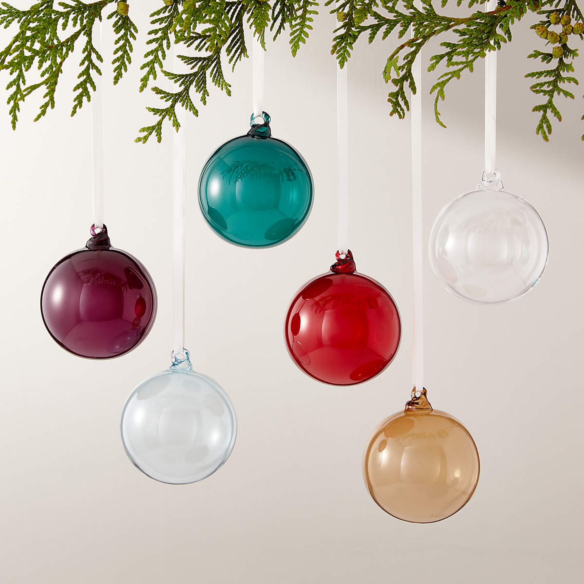 utvalg av juletre i flere farger i glass