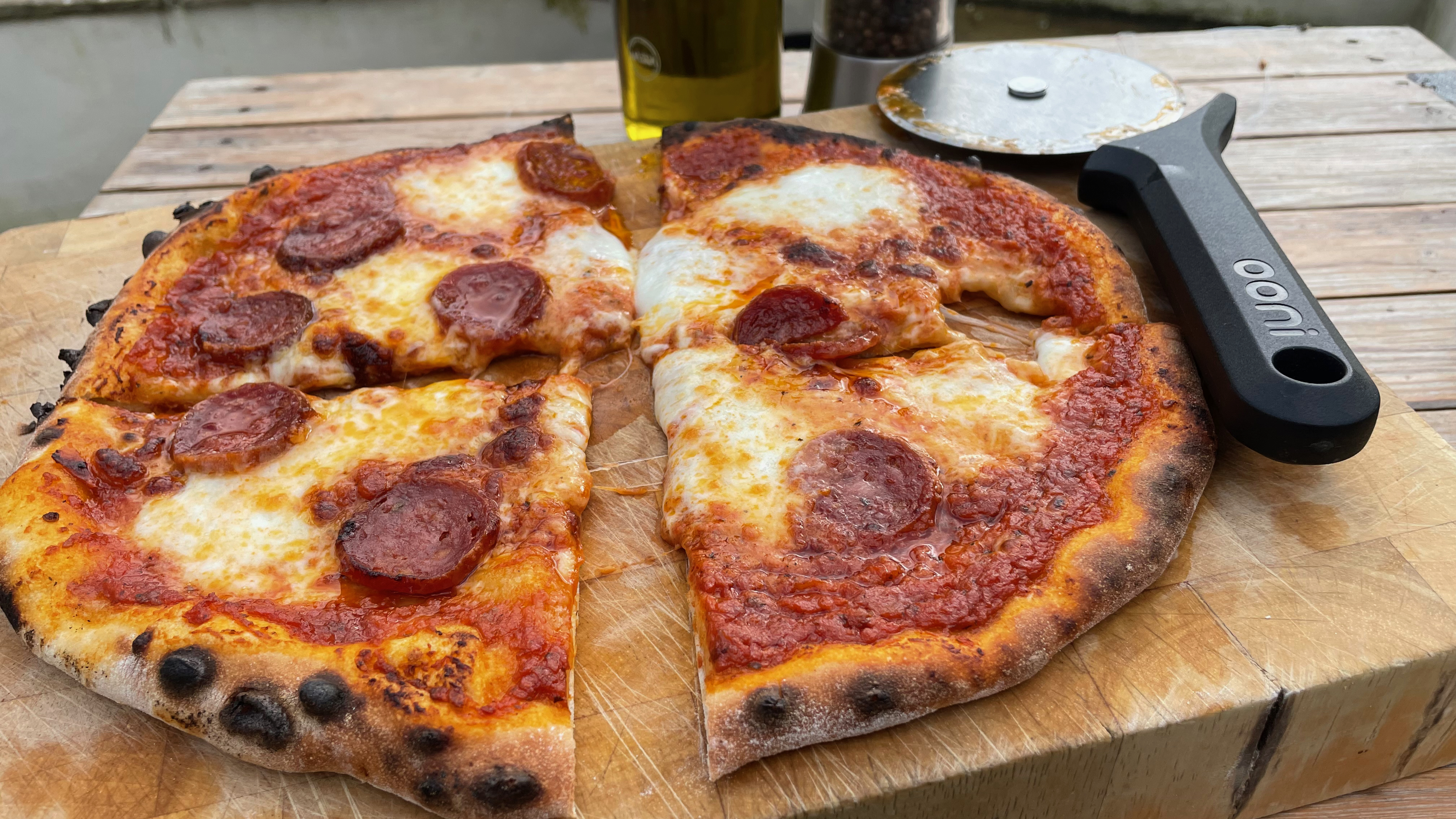 En pepperoni-pizza laget i Ooni Koda 12