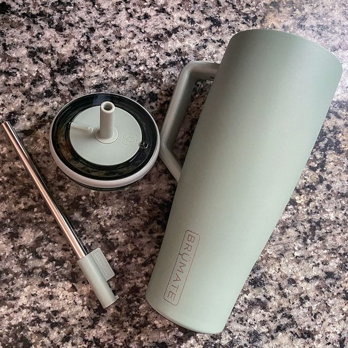 Brumate Era Tumbler-brikker holdt på disken
