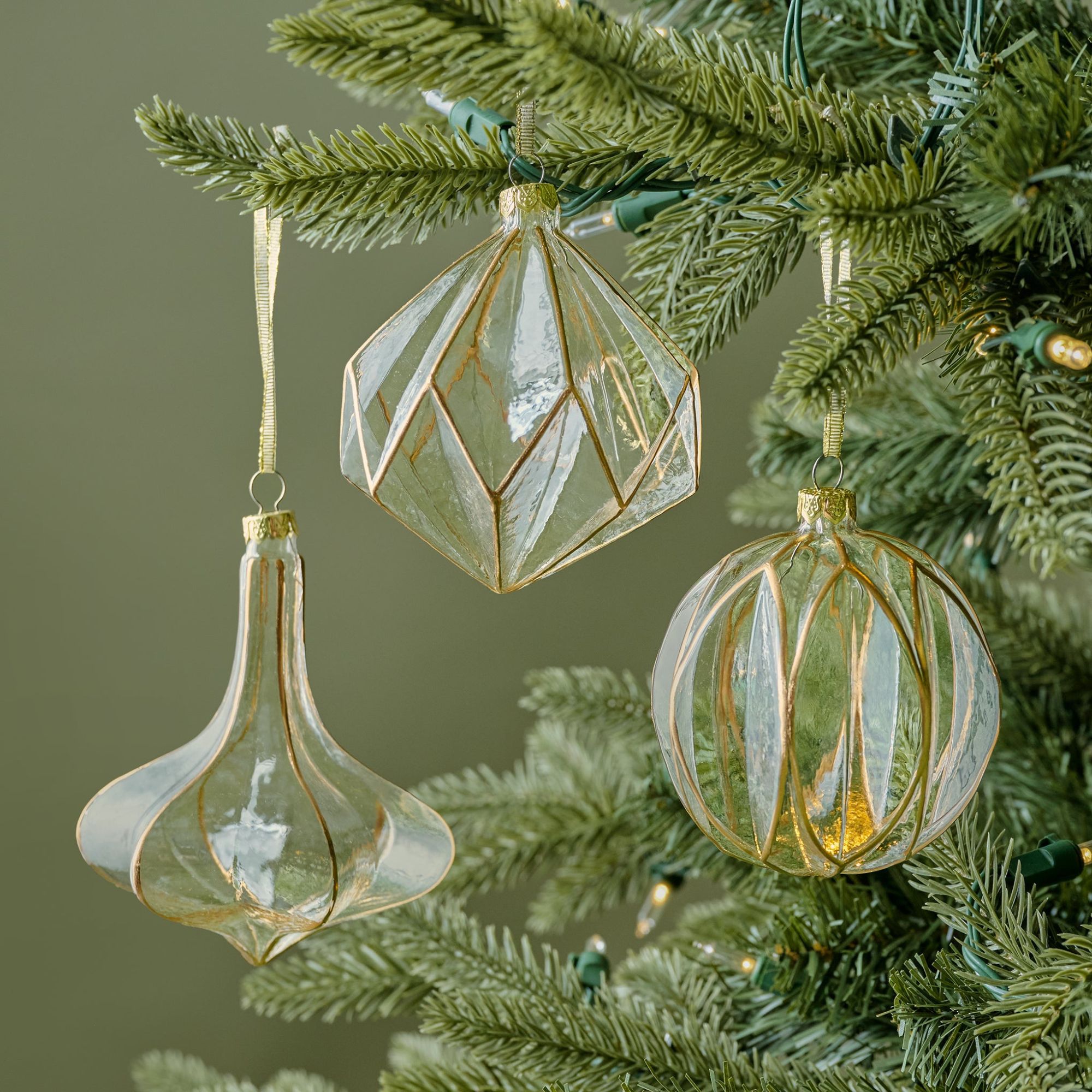 Vintage glass og gull ornamenter, sett med 6 mot en grønn bakgrunn.