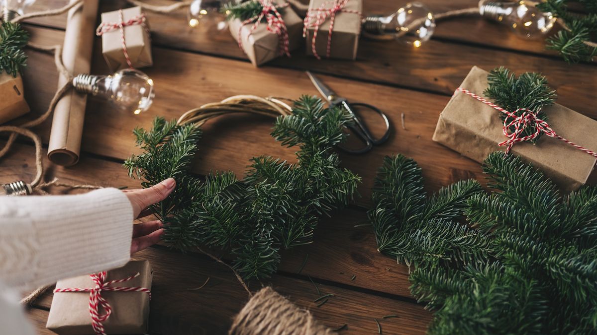 Hvordan lage en julekrans – og oppdag hemmelighetene for å få et profesjonelt utseende