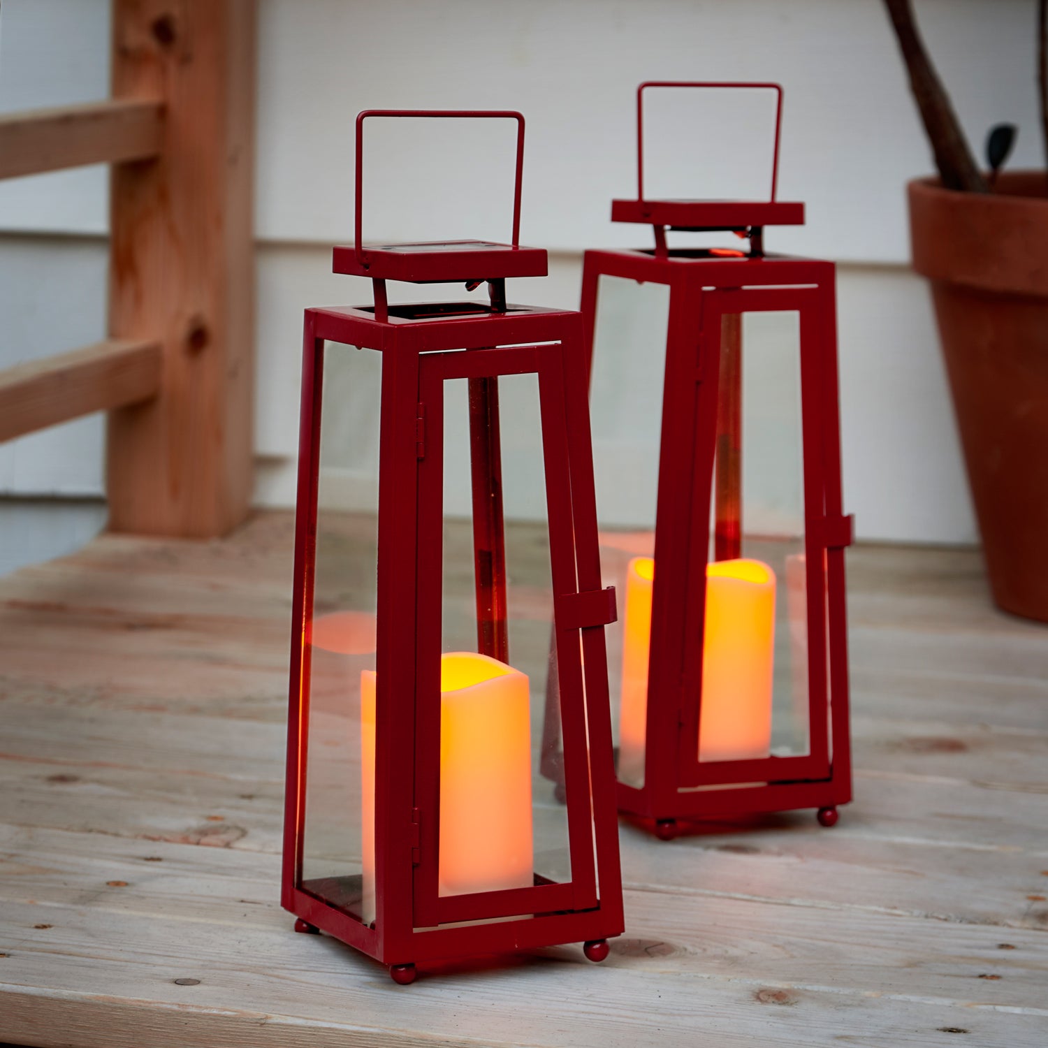 Madaket Red Medium Solar Metal Lantern, sett med 2