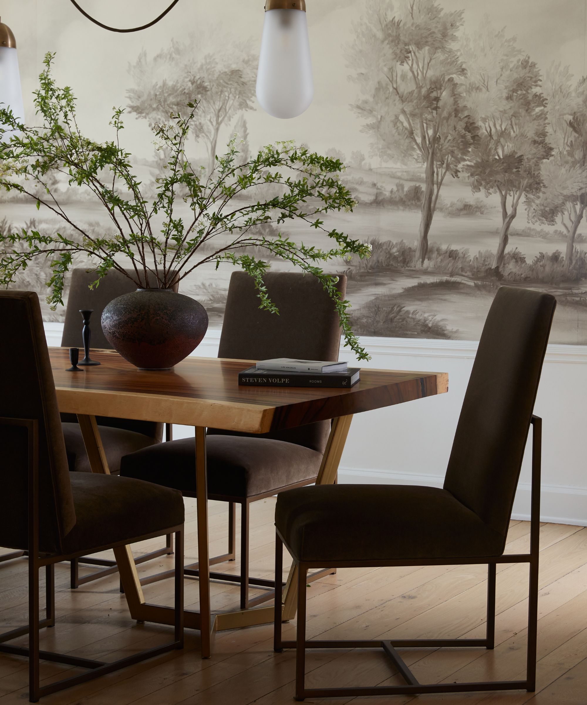 Spisestol i brun velur foran et trebord