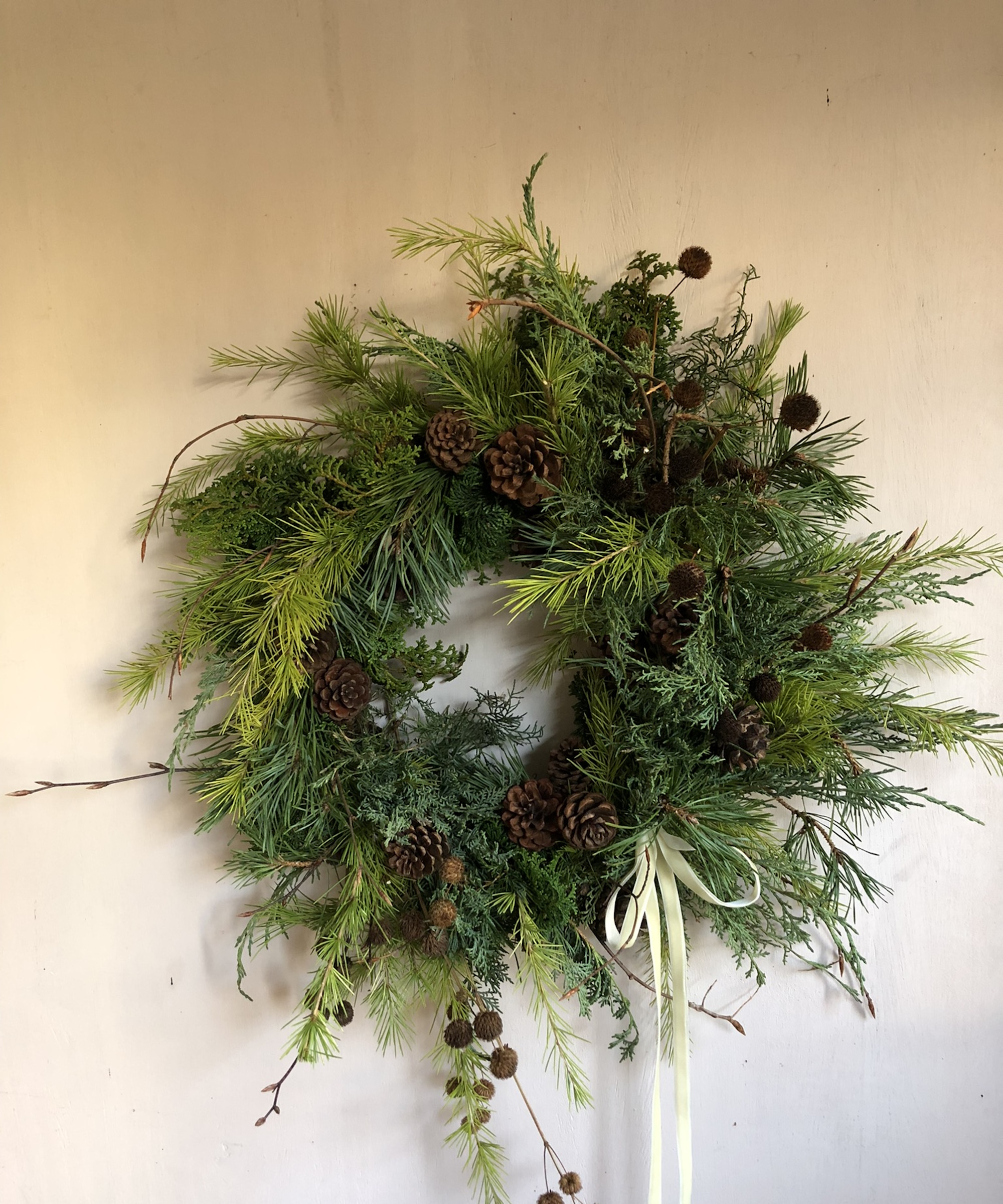 Naturlig julekrans med kongler og krembånd