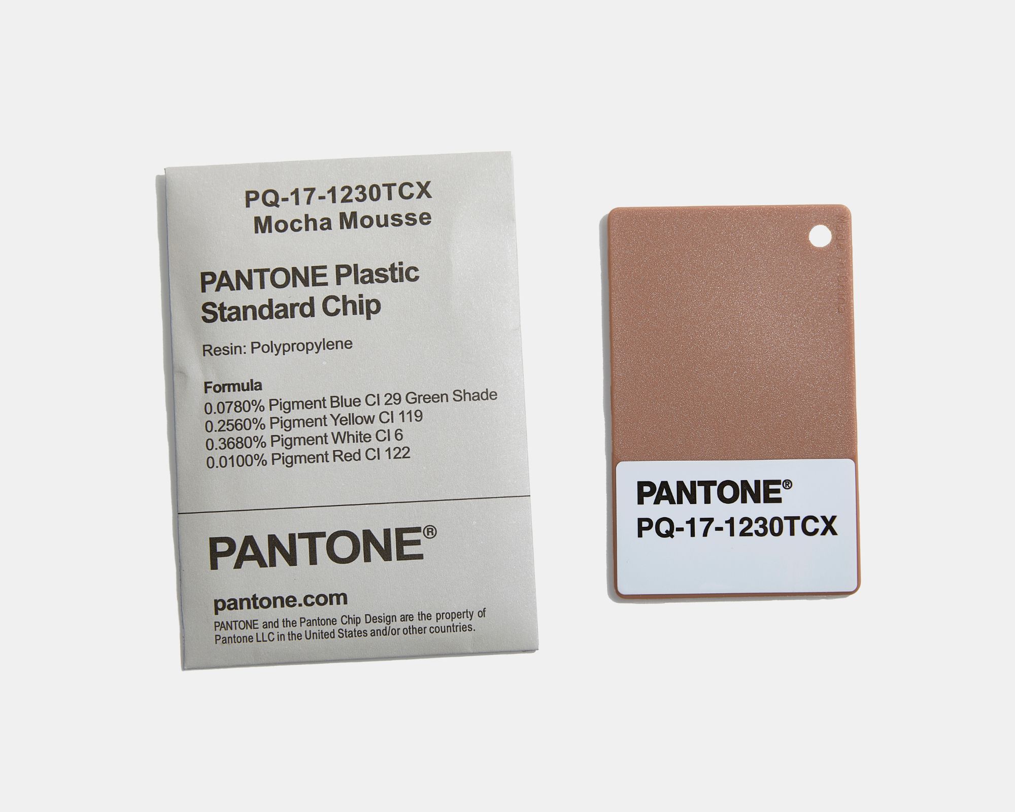 lysebrun fargebrikke med hvit Pantone-etikett