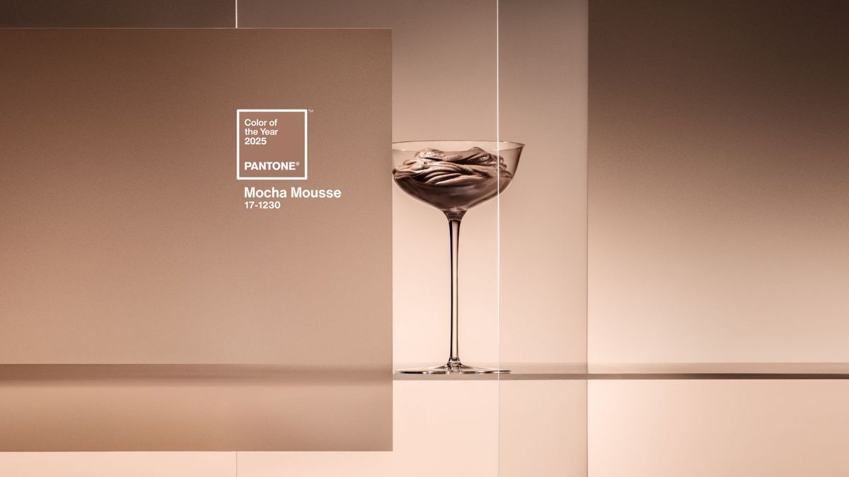 Pantone avslører 'Mocha Mousse' som årets farge 2025 - en varmende 'mellow brown' som er en tidløs anti-trend nyanse
