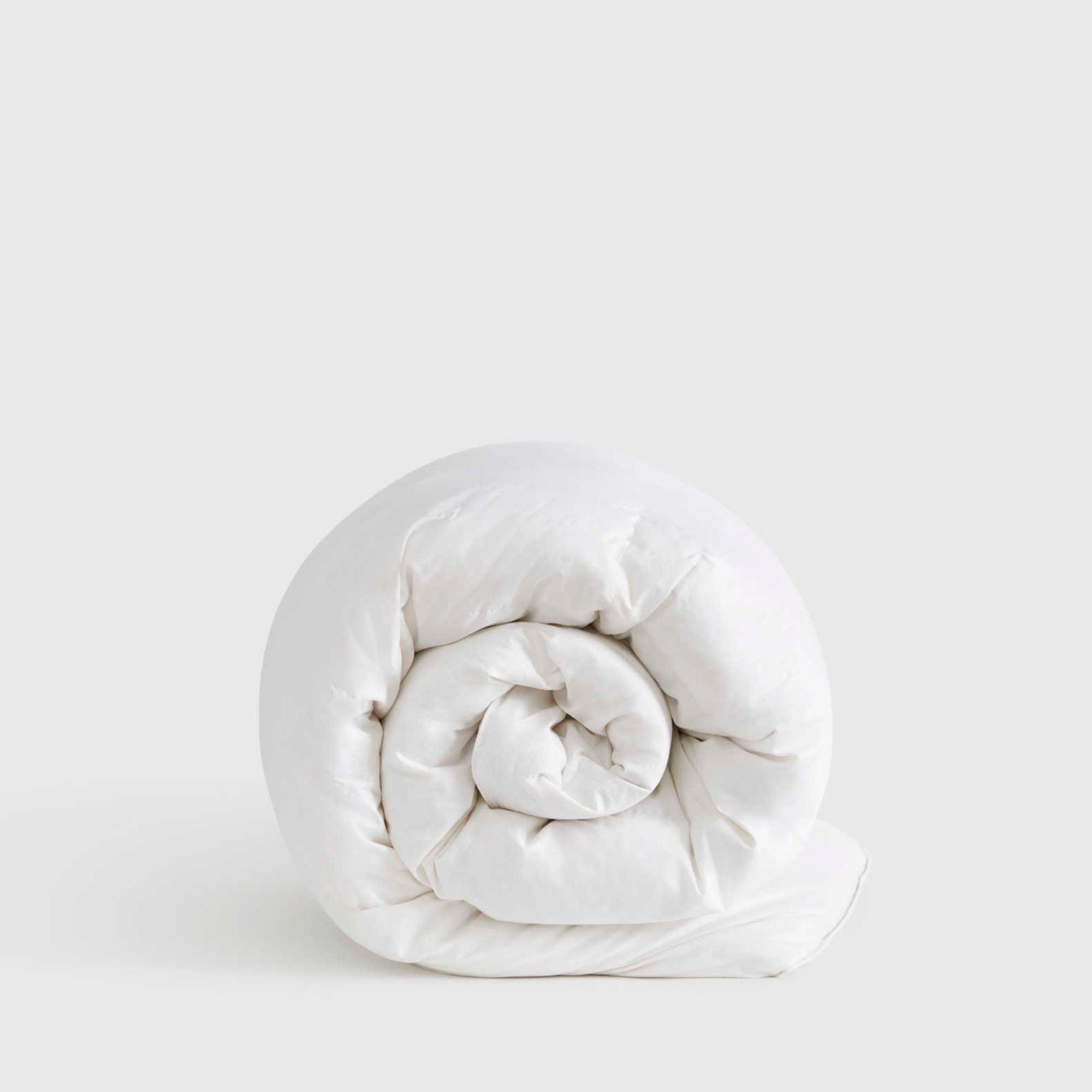 Quince Premium Down Alternative Dyne mot hvit bakgrunn.