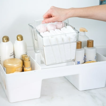 Home Edit Xl Cleaning Caddy med en avtagbar gjennomsiktig plastdel som løftes av en kvinnes hånd