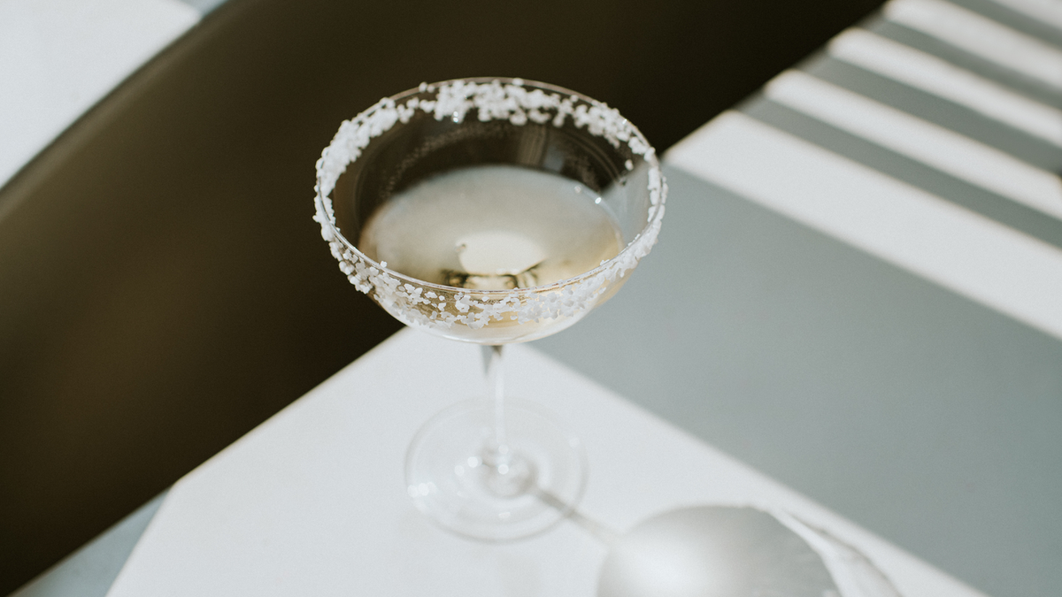 Denne sitrusjuiceren på $26 har forbedret cocktailspillet mitt, akkurat i tide til nyttårsaften