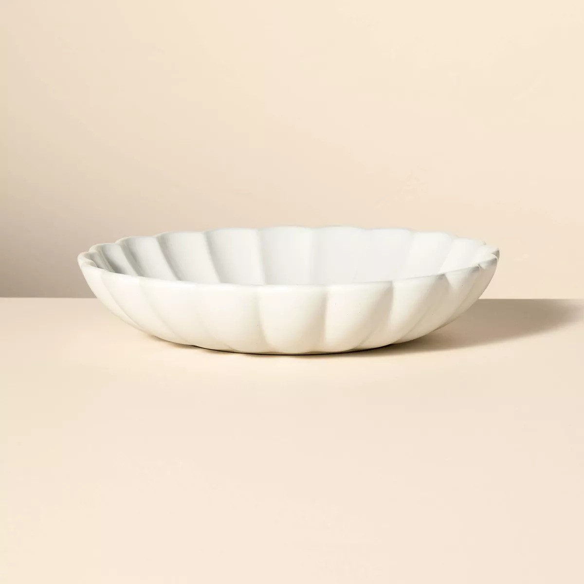 Serveringsskål med kamskjell kant av steintøy - Hearth & Hand™ med Magnolia