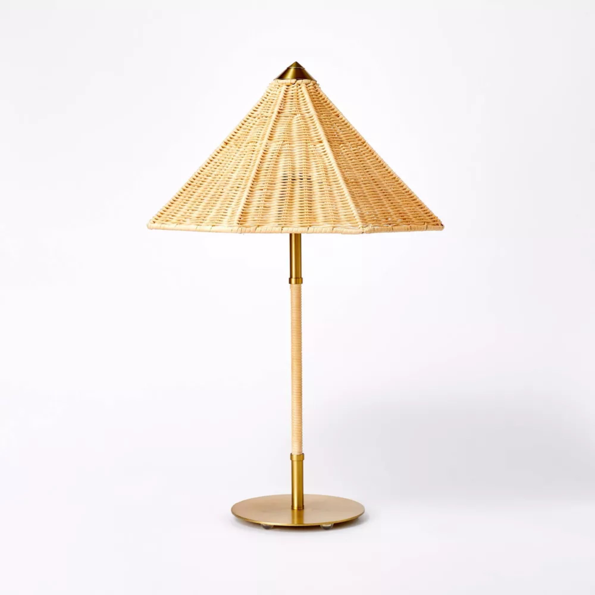 Bordlampe med konisk rottingskjerm Gull