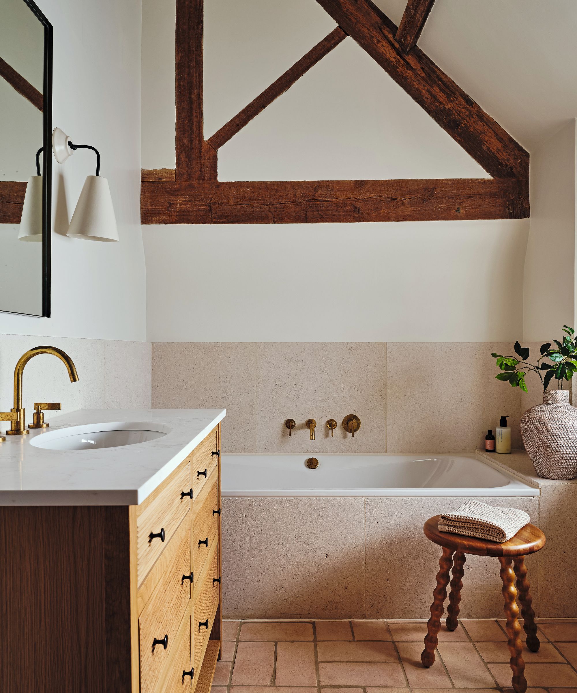 moderne rustikk bad med innebygget stein surround badekar og synlige trebjelker
