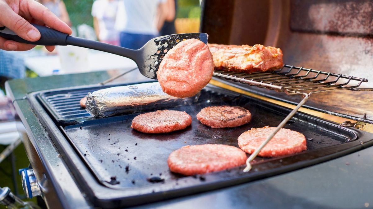Bør du noen gang bruke et takketilbehør på en grill? Kokker gir råd om en kokekontrovers