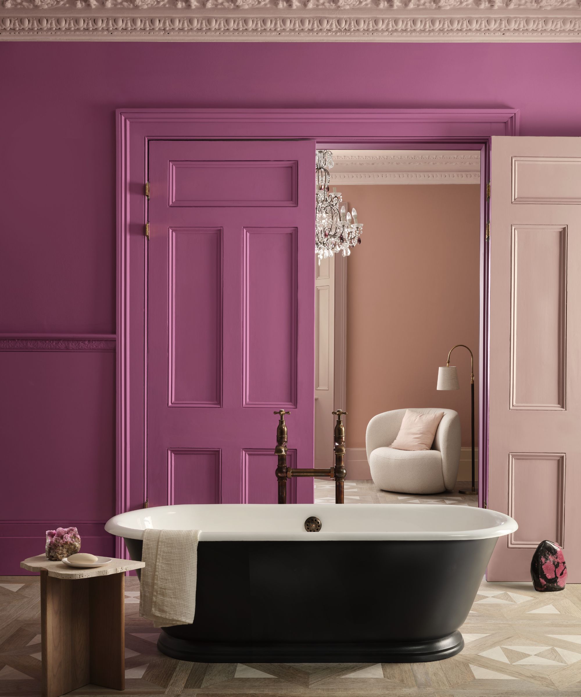 bad med rosa vegger, rulletoppbad, doble dører