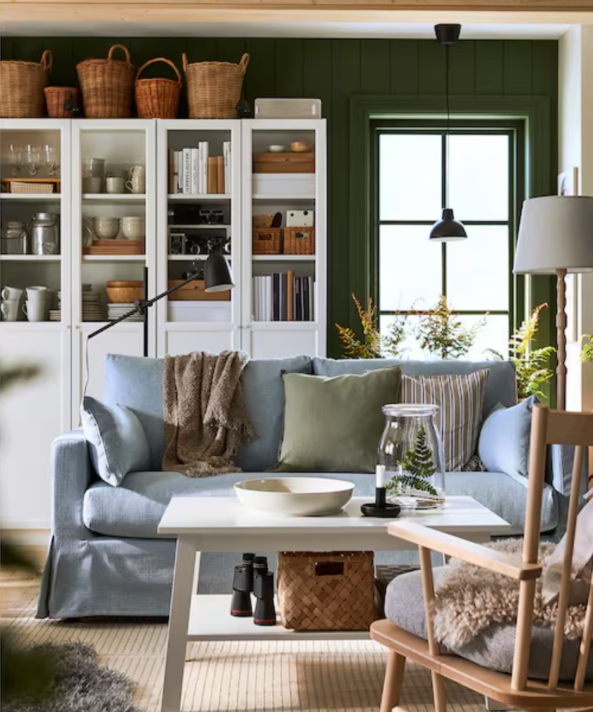 Pale Blue Loveseat med puter, tremøbler og bokhylle