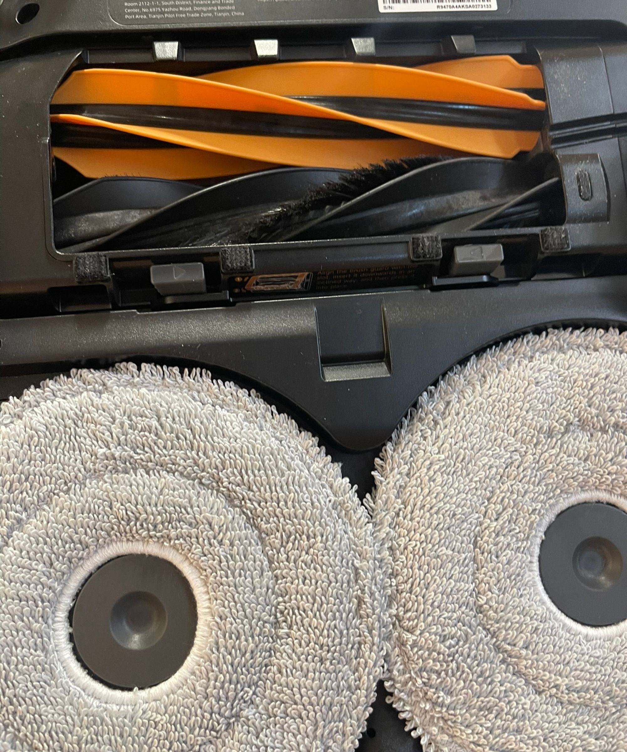 Undersiden av Dreame X50 Ultra-robotstøvsuger avslører moppeputer og doble børsteruller