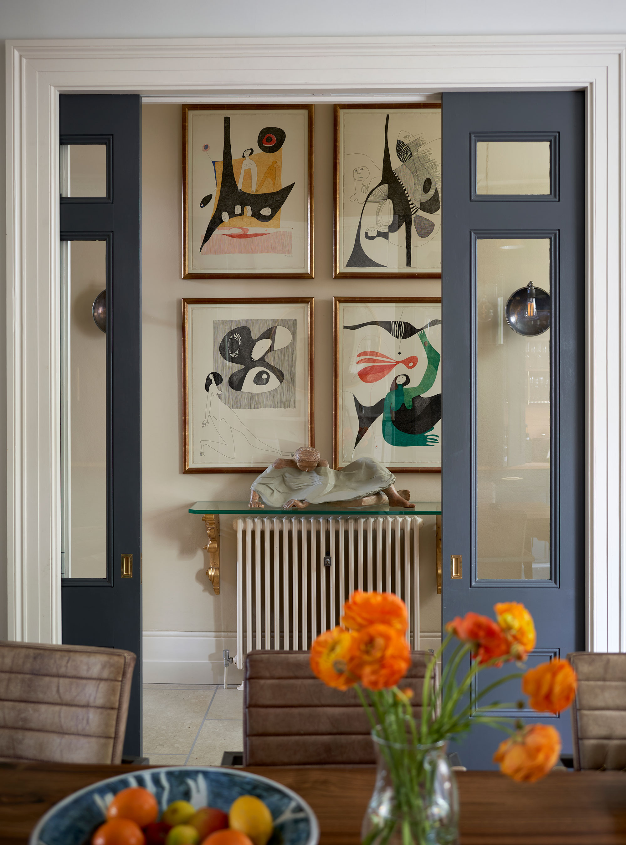 Entré med innrammet kunst