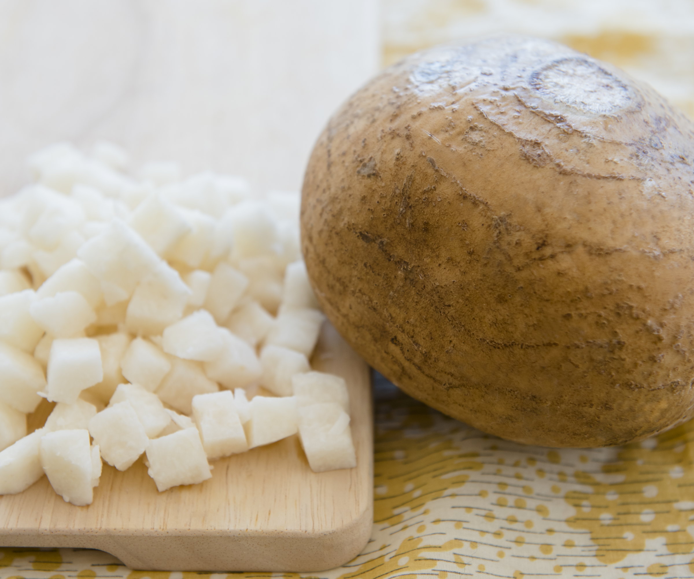 Hel og hakket jicama på et trebrett